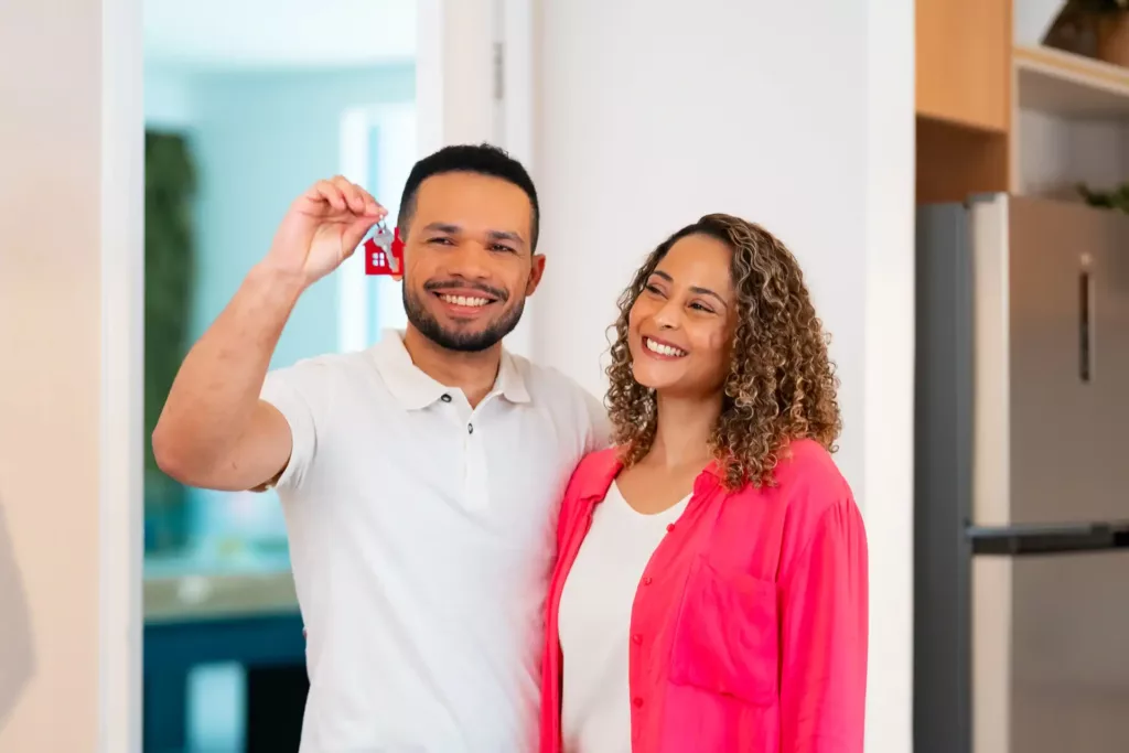 Casal Segurando Chave Aluguel De Imoveis