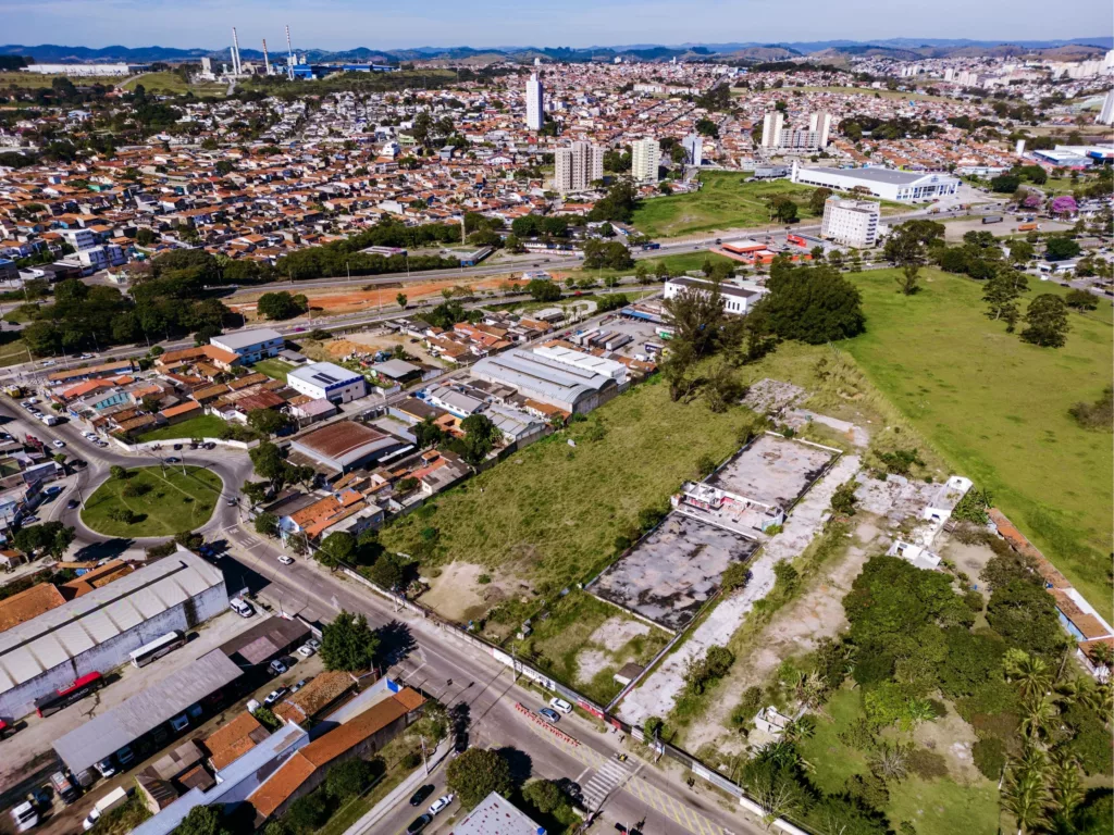 Vista da Avenida Adhemar Pereira de Barros, em Jacareí, próximo a São José dos Campos